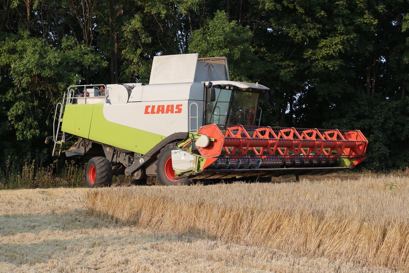 A Claas Lexion 580 combine harvester fitted with a Claas V 900 header (9 m working width). Rear wheel hub repair. Ukraine, Vinnytsia rajon.